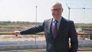 Präsident Antonio Marano ist stolz auf den schnellen  Baufortschritt. Im Hintergrund die Baustelle des neuen Bahnhofes, mit dem der Flughafen verbunden wird