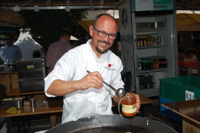 Konditormeister Erich Semmelrock macht Kaiserschmarren mit Honig.