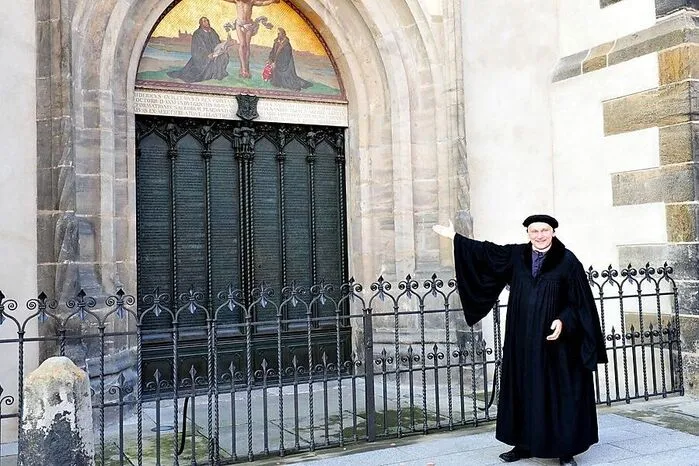 Am Hauptportal der Schlosskirche soll Martin Luther am 31. Oktober 1517 seine berühmten 95 Thesen gegen den Ablassmissbrauch an die Tür geschlagen haben. Wittenberg bietet historische Führungen mit Bernhard Naumann als Martin Luther an.