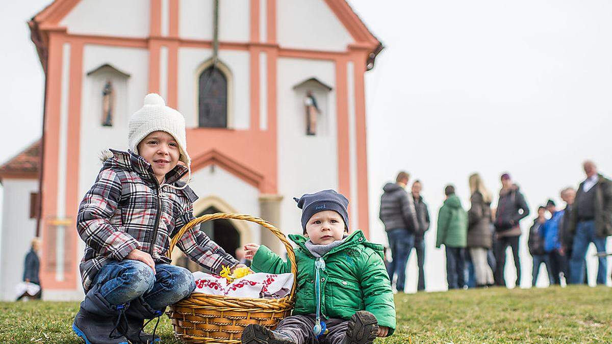 Bei den Osterspeisensegnungn versammeln sich Jung und Alt