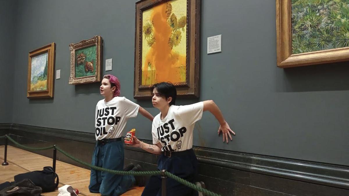 Klimaaktivisten der Organisation „Just Stop Oil“ nachdem sie Vincent Van Gogh's berühmtes Bild „Sonnenblumen“ aus 1888 in der Londoner National Gallery beschüttet haben