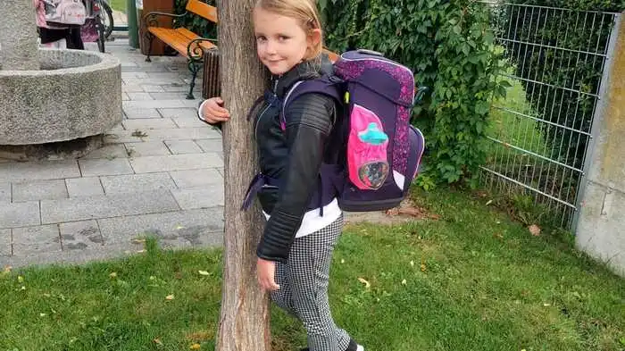 Leonie konnte es gar nicht mehr erwarten, dass sie endlich in die Schule gehen darf und schreiben, lesen und rechnen lernt. Sie ist sehr stolz auf ihre neue Schultasche. Unter diesem Link kann man weitere Fotos hochladen.