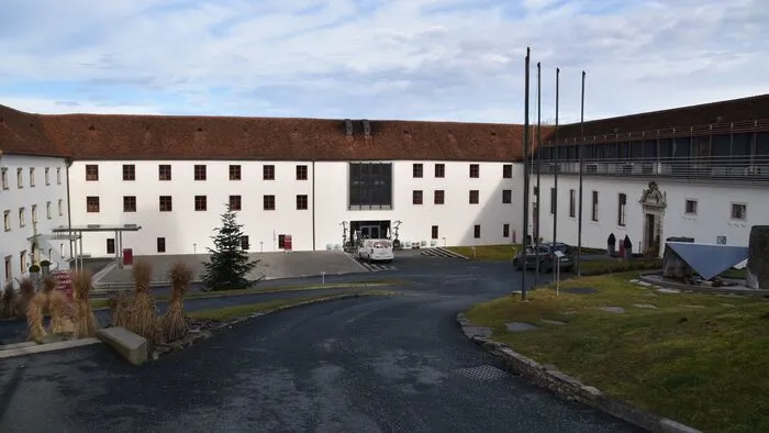 Seit Dienstag findet auf Schloss Seggau in Leibnitz der Aufbau für die Regierungsklausur am Donnerstag und Freitag statt.