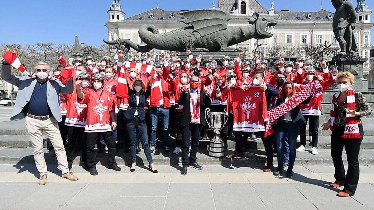 Vor dem Lindwurm gab es noch ein Meisterfoto mit den Mitgliedern des Stadtsenats