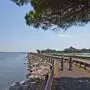 Ein Radweg mit zwei Radfahrern und eine Straße in einer Lagune am Meer