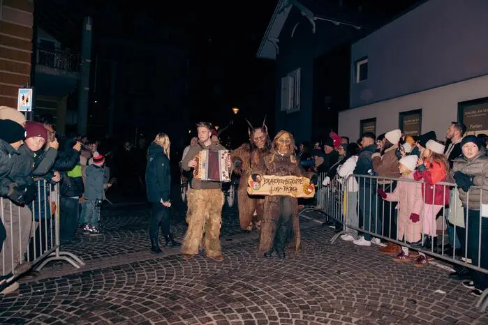Die Gastgeber, die Brauchtumsgruppe Lind-Rajach und 25 Gastgruppen zogen durch Velden