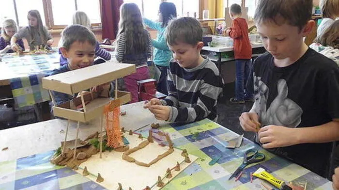 Von den beliebtesten Ideen für den Schulhof bauten die Kinder Modelle