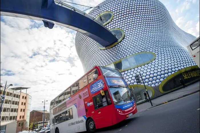Überhaupt ist das Einkaufen besonders beliebt: Neben London ist Birmingham in England berühmt für die besten Einkaufsmöglichkeiten. Besonders beliebt sind das Center Mailbox oder Selfridges.