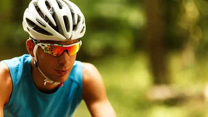 1. Wie erkenne ich, dass ich eine Sportbrille brauche? Christoph Gruber, Geschäftsführer von Pearle Österreich rät: Ob Hobbysportler oder professioneller Athlet, grundsätzlich sollte jeder eine Sportbrille tragen, um die Augen beispielsweise vor UV-Strahlen, Fahrtwind, Staub oder Insekten zu schützen. Ist ohnehin eine Fehlsichtigkeit vorhanden, ist es unabdingbar, eine Brille oder Kontaktlinsen beim Sport zu nutzen. Erste Anzeichen, dass eine Sehhilfe benötigt wird, lassen sich recht früh feststellen.