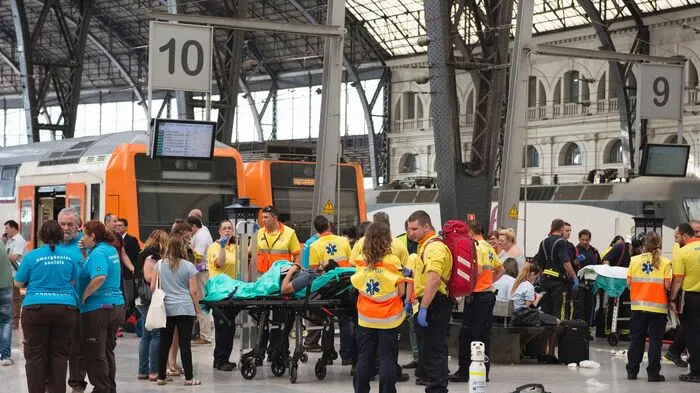 Der S-Bahn-Zug kam bei der Einfahrt in den Bahnhof nahe des Regionalparlaments von Katalonien nicht rechtzeitig zum Stehen ...