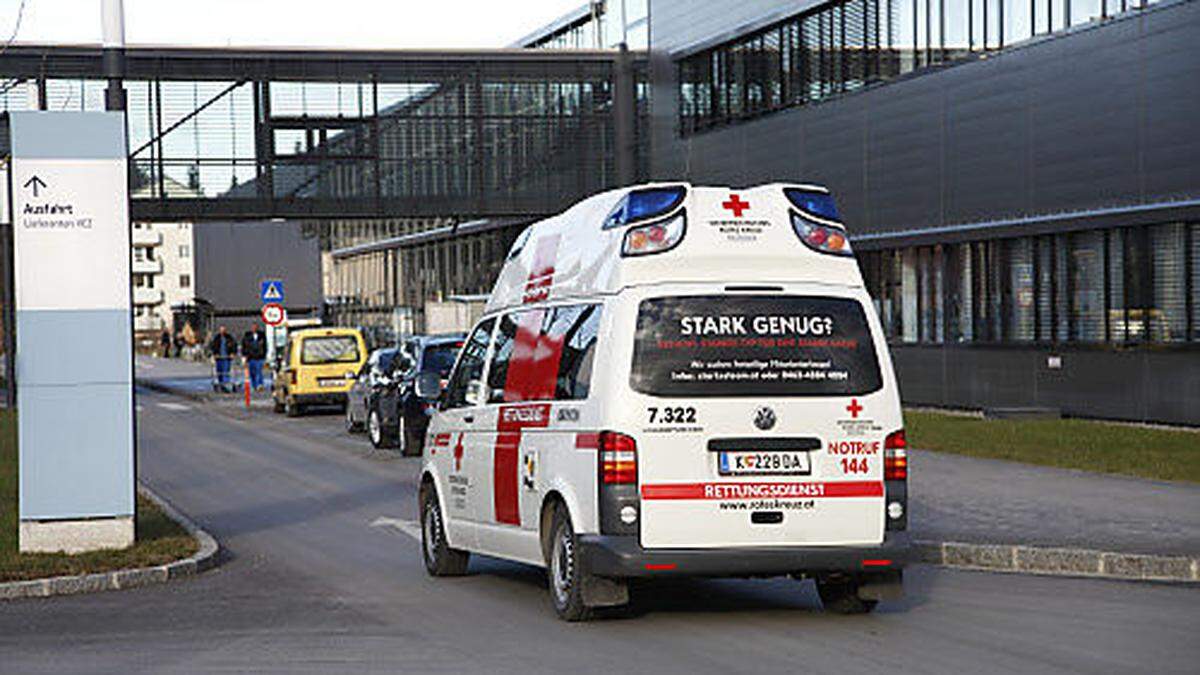 Das Mädchen wurde mit der Rettung ins Klinikum Klagenfurt gebracht