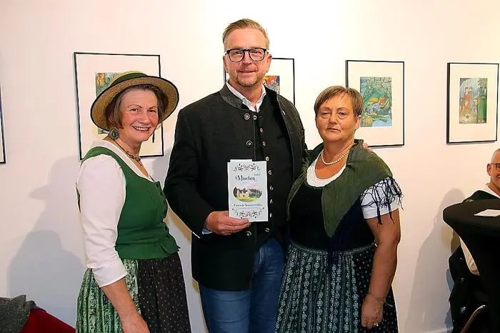 Der Bürgermeister bekam von den beiden Damen das neue Märchenbuch geschenkt.