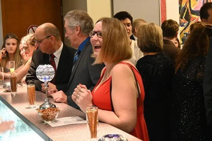 Eine Cocktailbar und eine Sektbar sorgten für Erfrischung nach den anstrengenden Tanzeinlagen