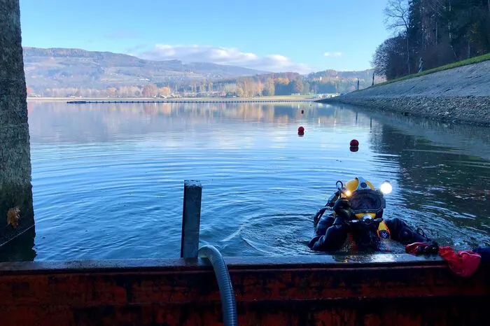 Beim "Mönch", wo die Leitung an das Abfluss-Gebäude angeschlossen wird, sind Industrietaucher im Einsatz.