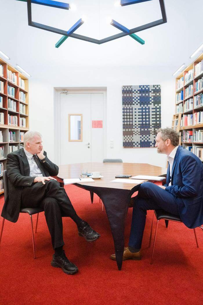 Außenpolitik-Vize-Ressortleiter Ronald Schönhuber im Gespräch mit Snyder im Institut für die Wissenschaft vom Menschen
