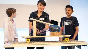 Die Burschen vom BG/BRG Klusemannstraße erklärten auf kreative Art, wie die Luftfilterung in Zügen funktioniert