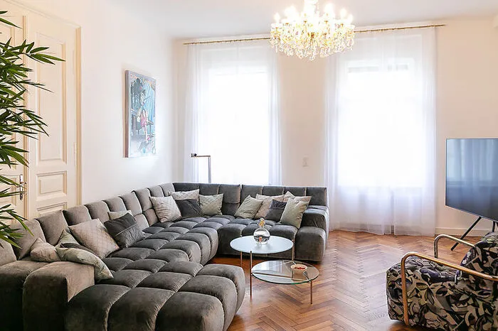 Im Wohnzimmer nimmt man auf einer riesigen Couchlandschaft Platz.