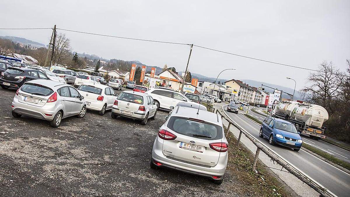 Auf diesem Schotterparkplatz nördlich der Umfahrungsstraße (aktuell außerhalb Kernzone) ist der Merkur-Markt geplant