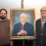 Enkel Stephan Hafner (links) und Sohn Gregor Hafner mit dem Selbstportrait des 2012 verstorbenen Malers Toni Hafner