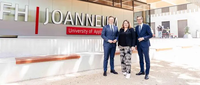 LR Karlheinz Kornhäusl, Standortleiterin Christina Kandutsch und kaufmännischer Geschäftsführer Martin Payer vor dem Gesundheitscampus Kapfenberg