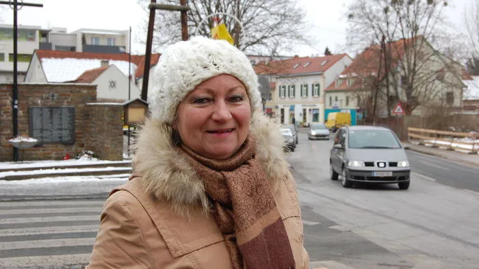 Anna Lankmayr: "Wie soll das weitergehen mit dem Verkehr? Wenn ein Privathaus verkauft wird, kommen fünf, secgs Wohnungen hin, jeder hat ein Auto, das bringt dann noch mehr Verkehr. Die Zahl der Autobesitzer vervielfacht sich, irgendwann kommts zum Kollaps. Und die Stadt Graz genehmigt alles."