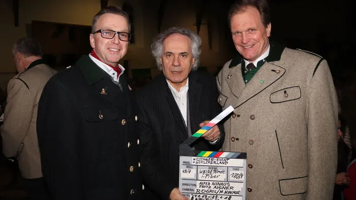 Regisseur Alfred Ninaus (Mitte) und Drehbuchautor Fritz Aigner haben die malerische Weststeiermark filmisch porträtiert und zeigen in ihrer neuen TV-Dokumentation ein vielseitiges Bild rund um die „weißen Pferde und blauen Reben“. Nun feierte der Film in der historischen Reithalle im Lipizzanergestüt Piber Premiere.