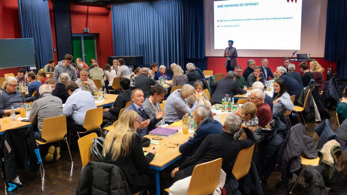 Im Stadtsaal wurde über Bahn und Bus diskutiert