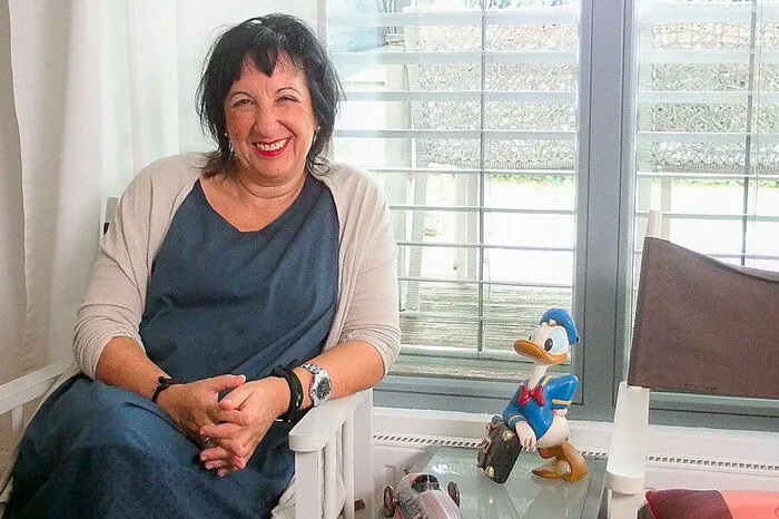 Judith, 55-jährige Psychotherapeutin aus Wien 22, würde sich sehr freuen "einen Mann zu finden, der gut zu mir passt." Sie kocht leidenschaftlich gerne - „ich koche auch zwei Mal täglich nur für mich alleine.“ Sie ist „begrenzt ordentlich, aber nicht extrem“.