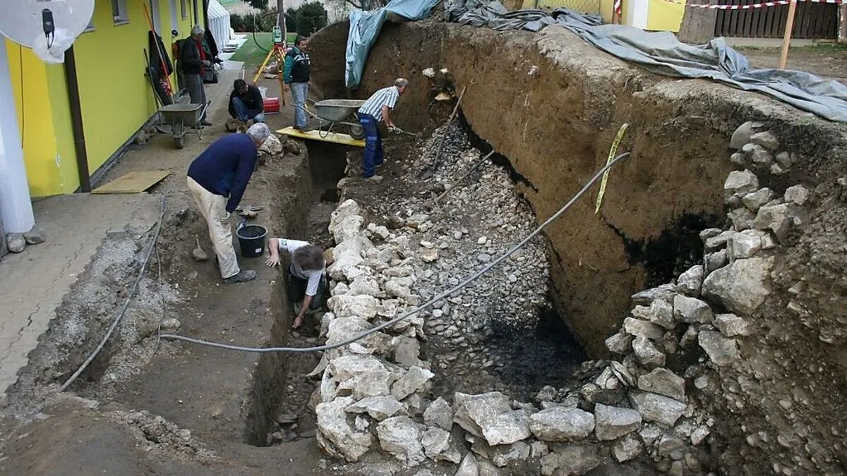 Ein kleiner Teil des Hügelgrabes auf dem Grafenkogel in Stocking wurde zwischenzeitig freigelegt und erforscht