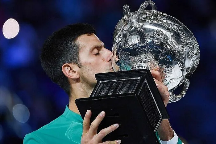 Novak Djokovic gewann am 21. Februar zum neunten Mal den Titel bei den Australian Open. Der Serbe ließ dem Russen Daniil Medwedew im Finale nicht den Hauch einer Chance und siegte mit 7:5, 6:2, 6:2.