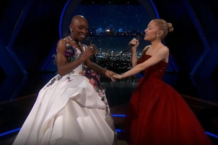 Cynthia Erivo und Ariana Grande sorgten mit ihrem Duett aus dem Erfolgsfilm „Wicked“ für einen der emotionalsten Momente des Abends. Die beiden performen „Defying Gravity“ und sorgten vielerorts für Tränchen.