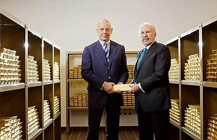 Ewald Nowotny und Kurt Pribil mit einem der 1200 Goldbarren 