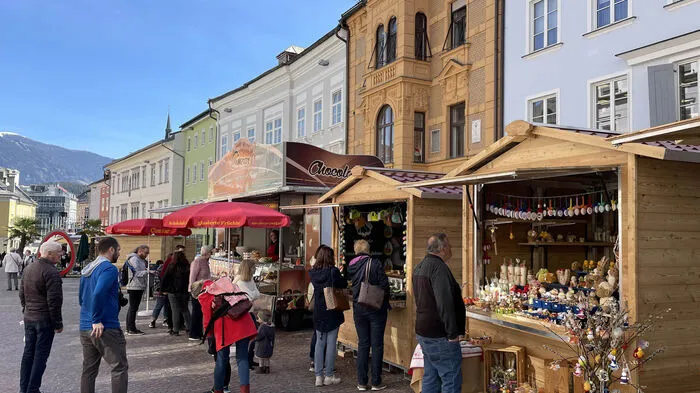 Der Villacher Wochenmarkt an der Draulände lädt morgen, Mittwoch, ab 10 Uhr wieder – nach coronabedingter Pause – zum unterhaltsamen und traditionsreichen Ostereier-Peckturnier ein. Auf die erfolgreichsten Eierpeckerinnen und -pecker warten nette Preise.