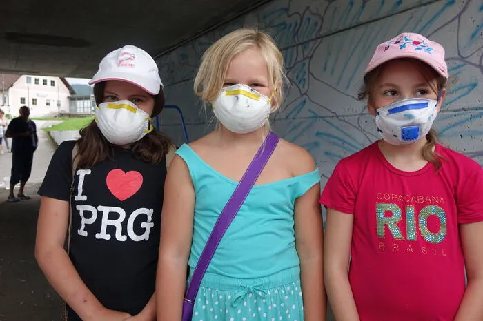 Der Mundschutz schützt die Kinder vor dem Einatmen des Sprühnebels.