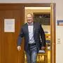 Daniel Wrießnig verlässt die Sitzung der Gemeindewahlbehörde | Als Daniel Wrießnig (ÖVP) am Wahlabend nach der Sitzung der Gemeindewahlbehörde den Saal verließ, strahlte der neu gewählte Bürgermeister übers ganze Gesicht