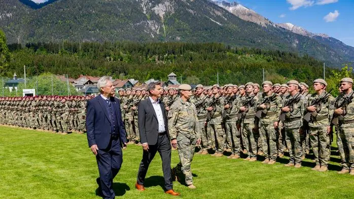 Erstmals in seiner Funktion als Landeshauptmann nahm Daniel Fellner an einer Angelobung teil und betonte die Bedeutung von Demokratie und Sicherheit.
Philipp Eder hob Ausbildung, Disziplin und Einsatzbereitschaft im Bundesheer hervor.