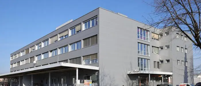 Außenansicht eines großen grauen Gebäudes