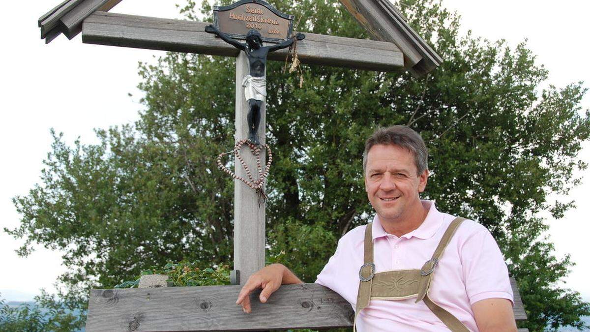  Das Hochzeitskreuz auf 850 Meter Seehöhe markiert den höchsten Punkt des „Anwesens“ von Norbert Seidl und seiner Familie in Maria Lankowitz