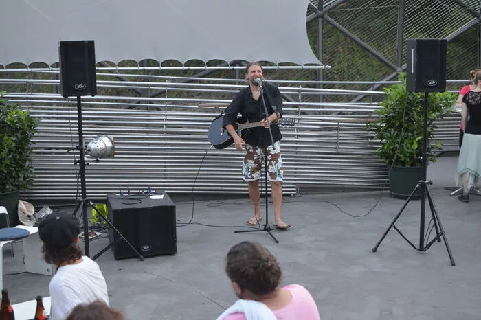 Klaus Lederwasch sorgt als Einstieg für musikalische Unterhaltung, gemeinsam mit dem Salsa-Konzert im Hintergrund