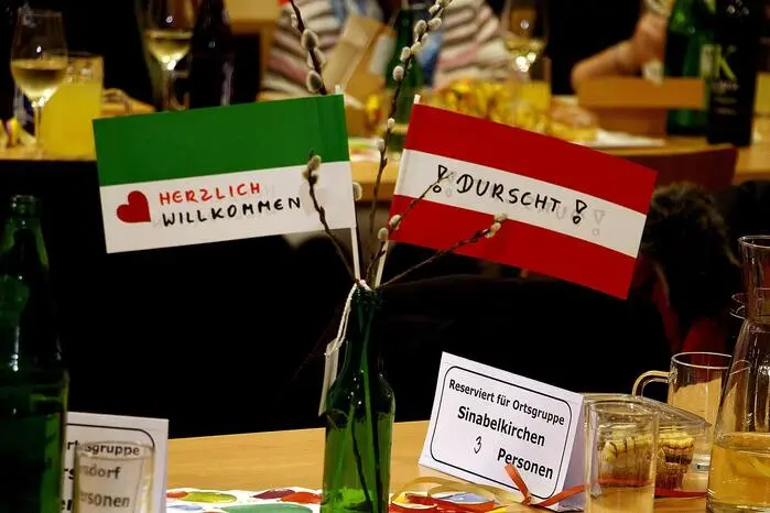 Klicken Sie sich durch weitere Eindrücke des Rosenmontagballs in Bad Blumau!