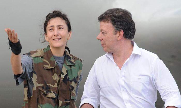 Am Tag ihrer Befreiung 2008: Betancourt und der damalige Verteidigungsminister Juan Manuel Santos, dem späteren Präsidenten Kolumbiens, der für sein Friedensabkommen mit den Farc-Rebellen mit dem Friedensnobelpreis ausgezeichnet wurde  