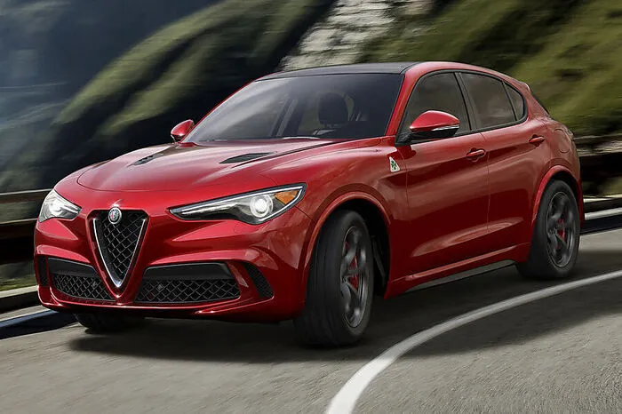 Bei normalen Fahrbedingungen arbeitet Q4 im neuen Alfa Romeo Stelvio wie ein herkömmlicher Hinterradantrieb, 100 Prozent der Motorkraft werden an die Hinterachse übertragen. Erreichen die Hinterräder ihre Haftgrenze, wird in Sekundenbruchteilen das Ansprechverhalten des Verteilergetriebes geändert und bis zu 50 Prozent des Drehmoments zur Vorderachse umgeleitet.