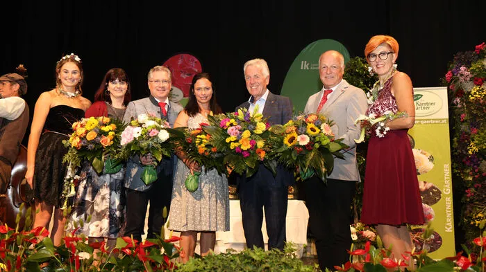 Strahlende Sieger und Siegerinnen wurden am Samstag, 10. September, bei der Gala der 25. Kärntner Blumenolympiade in der St. Veiter Blumenhalle geehrt: Die Preise übergaben Viktoria Kuneth-Mak, Fördergemeinschaftsobfrau Margarita Messner-Fritzl, St. Veits Bürgermeister Martin Kulmer, die Landwirtschaftskammer-Vizepräsidentin Astrid Brunner, der Landtagsabgeordnete Herbert Gaggl, der Ferlacher Bürgermeister Ingo Appé und Organisatorin Regina Kneß.