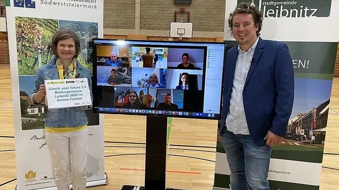 Kathrin Lendl und Kevin Walter luden zum digitalen Auftakt der Bildungsmesse virtuell in die Sporthalle