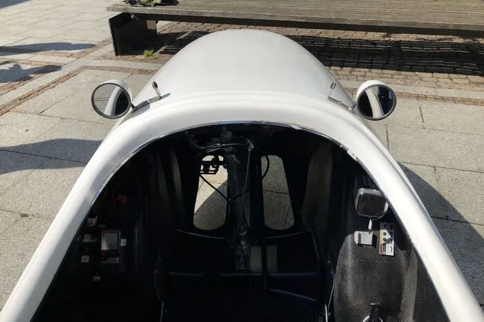 So eng wie ein Formel 1 Cockpit. Die Sicht in bzw. aus einem "Velomobil". 