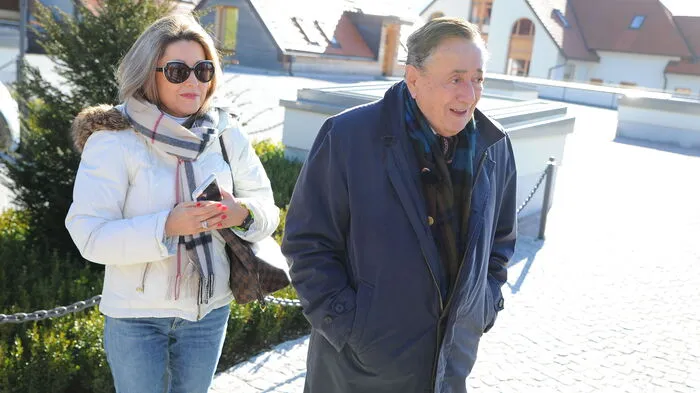 Andrea vom Badesee und Richard Lugner bei der Ankauft auf Taggenbrunn