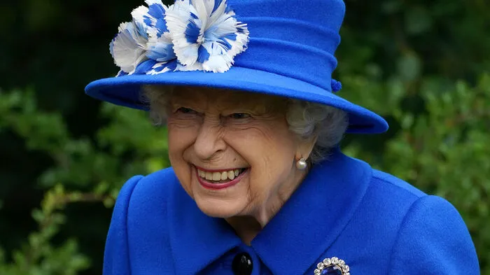 Vor 70 Jahren hat Queen Elizabeth II. den Thron bestiegen. Die britische Monarchin war erst 25 Jahre alt – jetzt feiert sie ihr Platinjubiläum: 25 in vielerlei Hinsicht bemerkenswerte Fakten zu ihrer beispiellosen Ära.