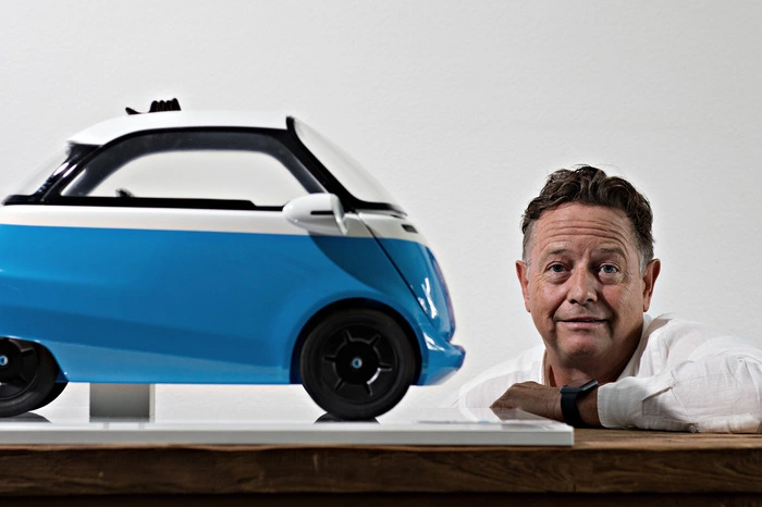 Der Mann hinter dem elektrischen Kugelblitz ist der Schweizer Wim Ouboter, der mit seiner Firma Micro Mobility Systems 1996 seinen ersten großen Erfolg mit Tretrollern landete.