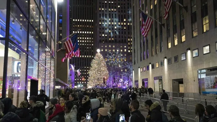 Zehntausende Menschen verfolgten das Spektakel vor dem Rockefeller Center am Mittwochabend (Ortszeit) auf den Straßen rund um das Gebäude, Millionen weltweit am Fernseher.  