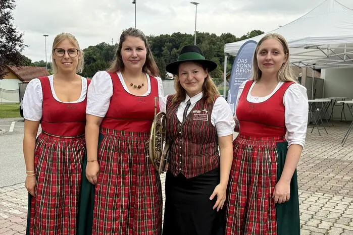 Im Beisein von Landtagsabgeordneten Lukas Schnitzer, Landesfeuerwehrrat Erwin Grangl, Bereichsfeuerwehr-Kommandant Gerald Derkitsch nahm Stadtpfarrer Alois Schlemmer die würdevolle Fahrzeugsegnung vor. 